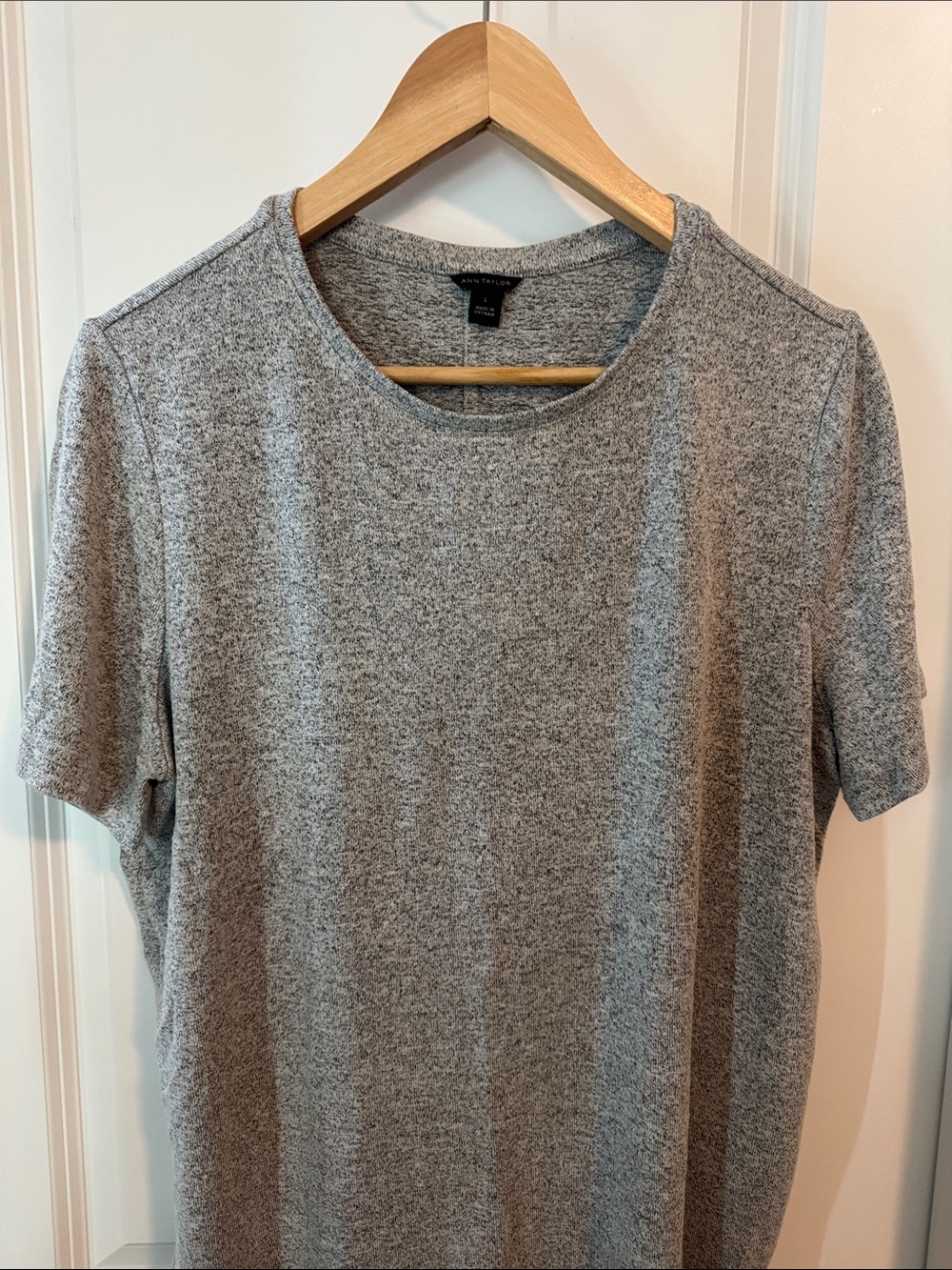 Ann Taylor women’s Crewneck Short Sleeve Shirt - Gray